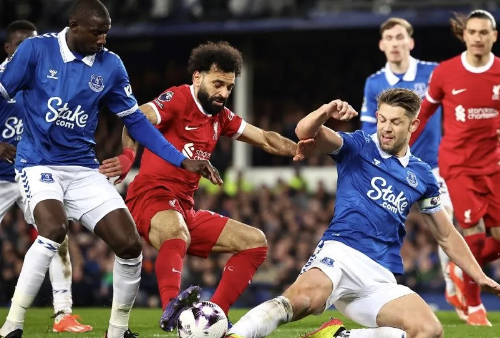 Everton's Defensive Resolve Against Liverpool's Attack